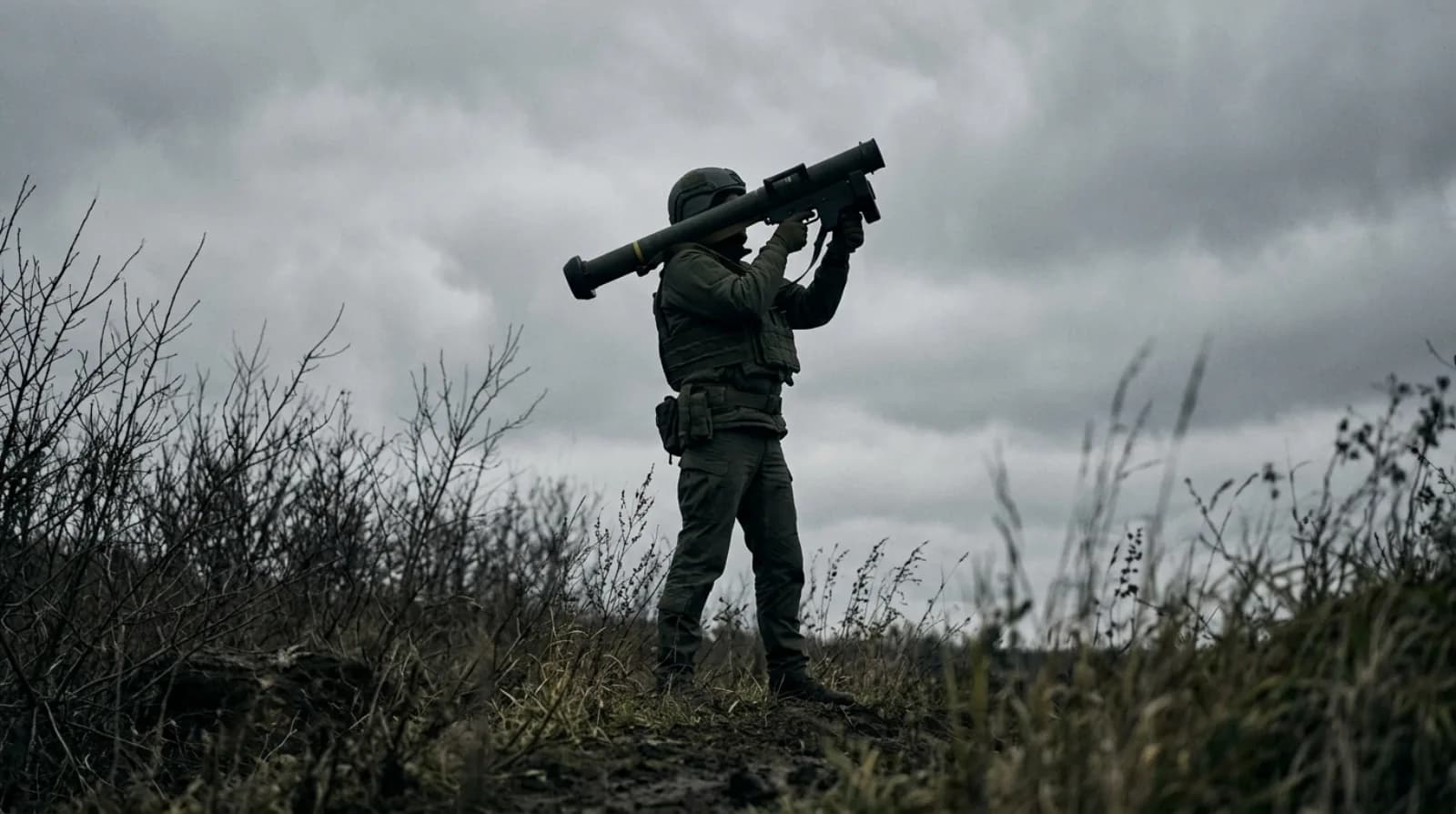 Розрахунок ППО оглядає небо з переносним комплексом