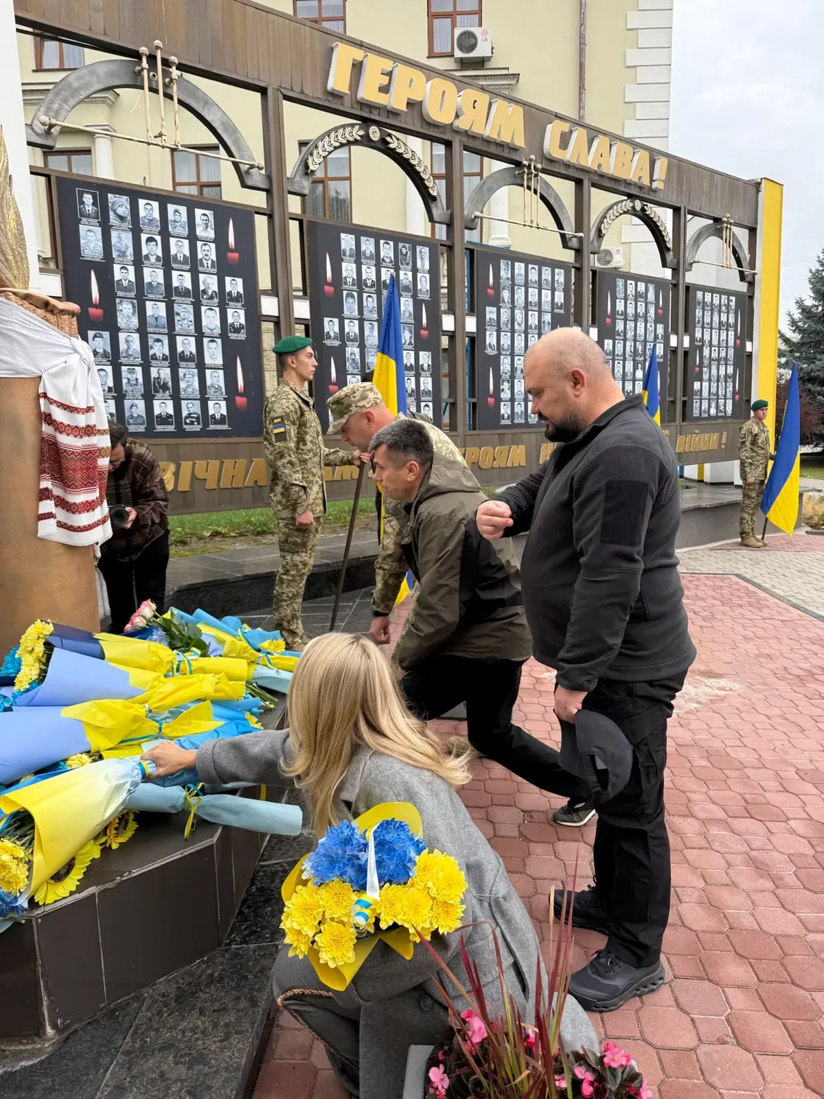 Покладання квітів до меморіалу «Героям слава» у Хмельницькому