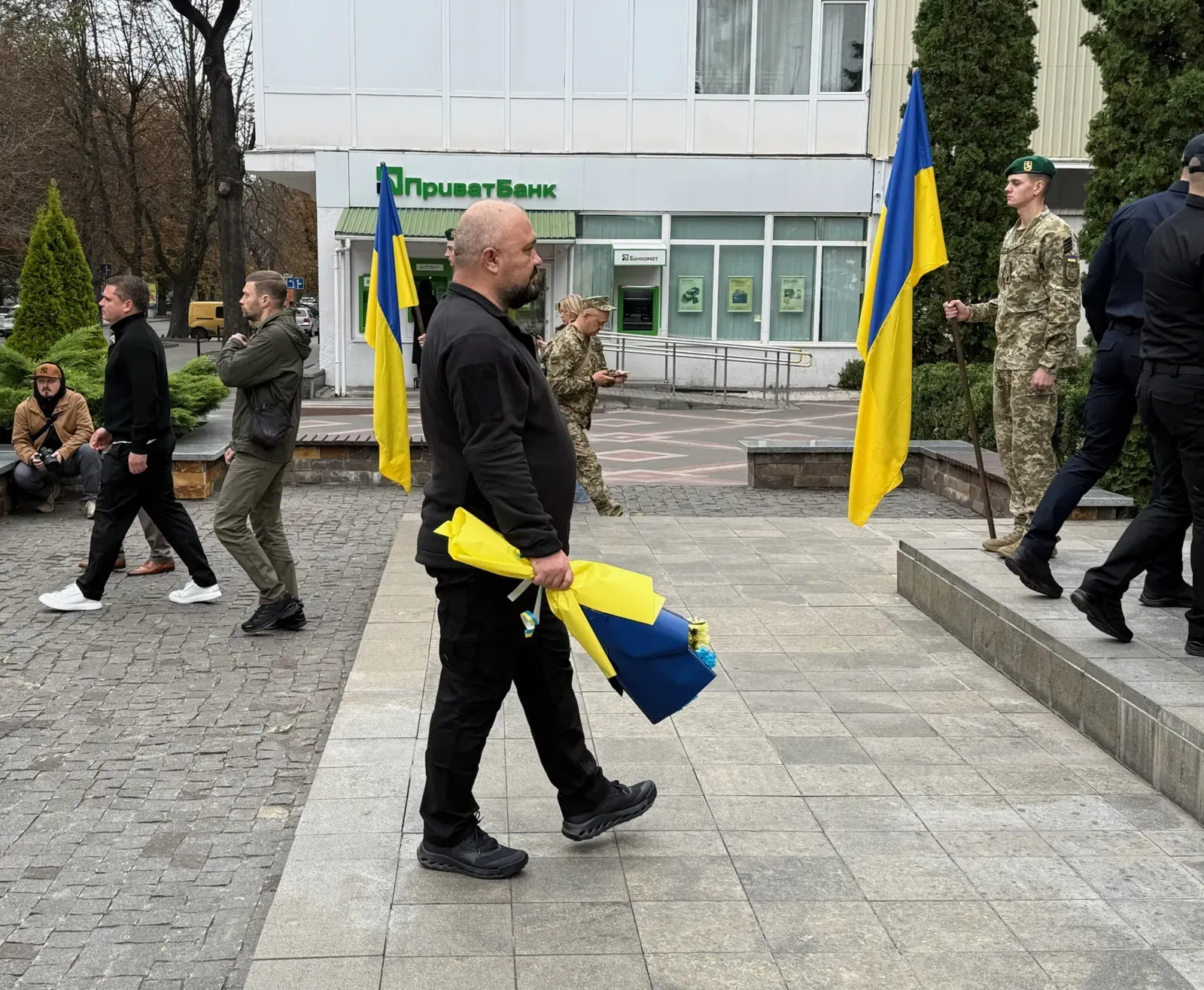Керівник 7 Центру рекрутингу несе квіти під час урочистостей до Дня міста Хмельницького