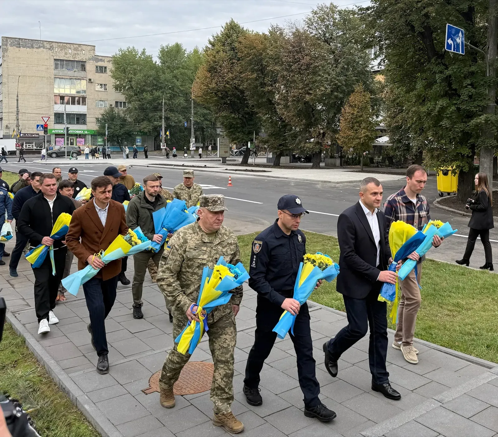 Представники 7 Центру рекрутингу разом із військовими та правоохоронцями несуть квіти на День міста Хмельницького