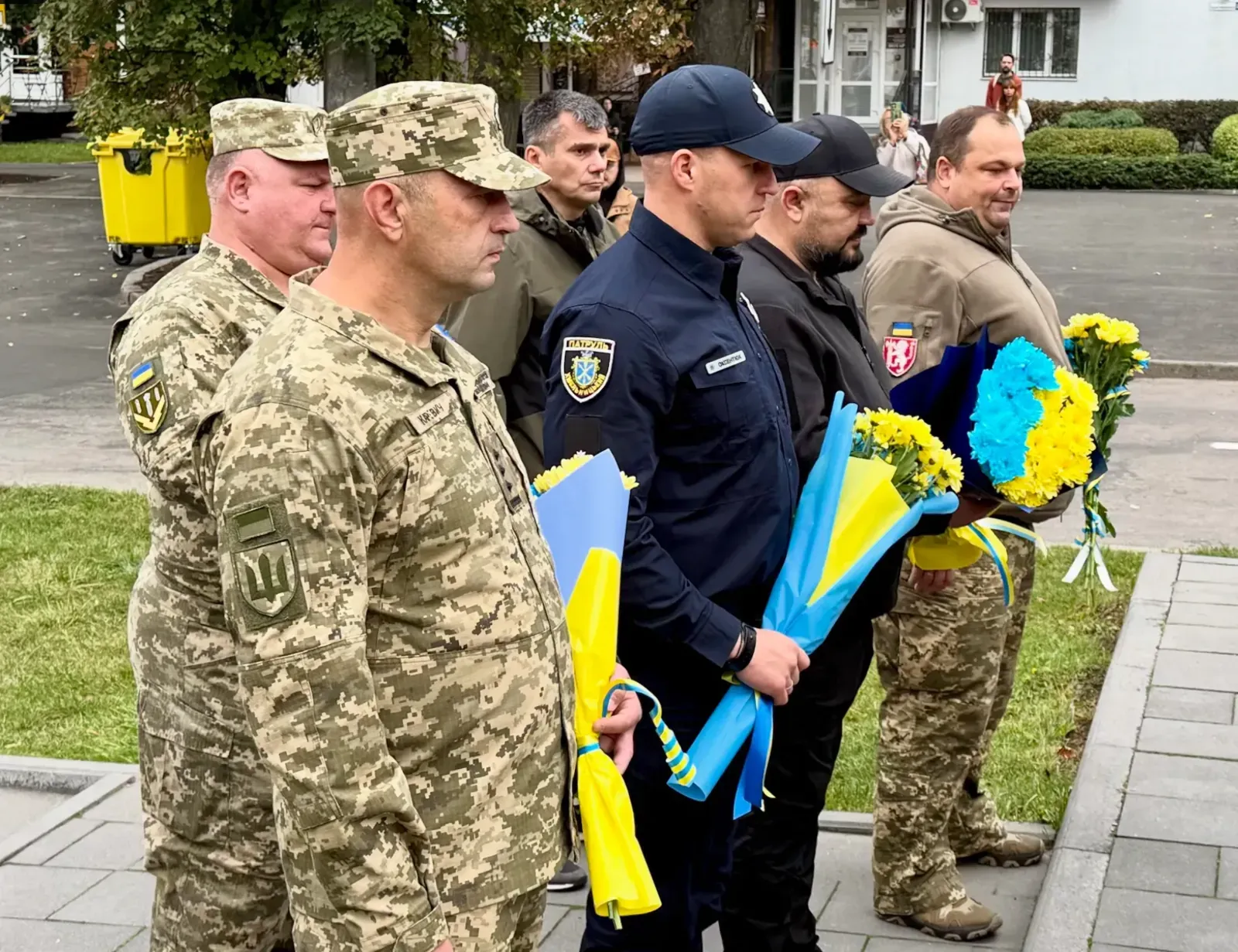 Представники 7 Центру рекрутингу, військові та поліцейські з квітами на церемонії до Дня міста Хмельницького