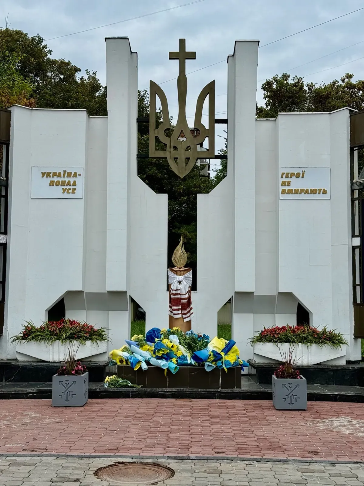 Меморіал Героям у Хмельницькому з покладеними квітами