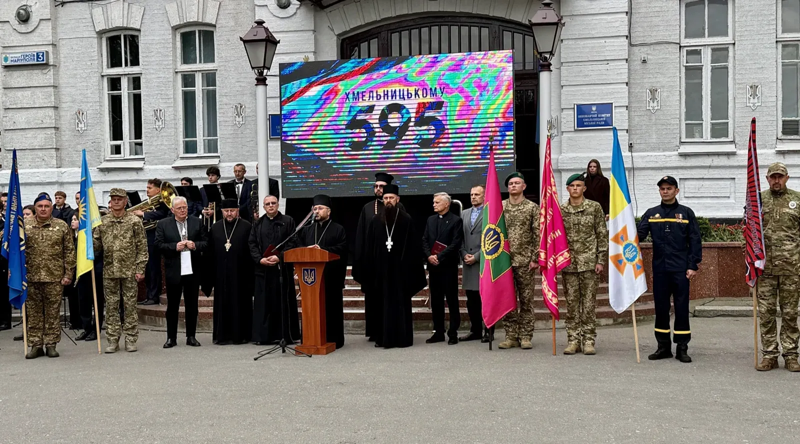 Урочистості з нагоди 595-ї річниці Хмельницького біля міської ради